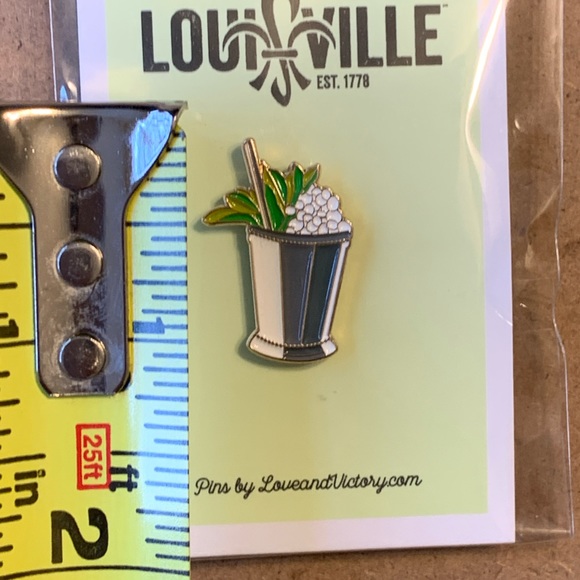 Louisville Mint Julep Enamel Cocktail Pin Kentucky Derby - Picture 3 of 3